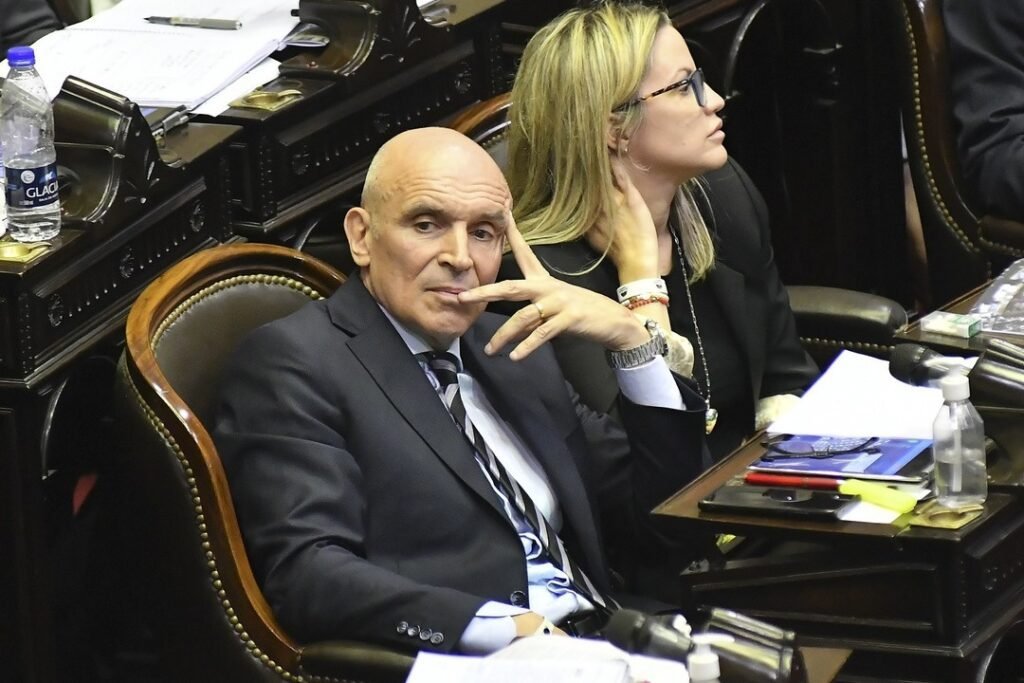 El diputado José Luis Espert suena como precandidato a gobernador liberal de Juntos, mientras su par Carolina Píparo es sondeada desde el espacio de Javier Milei.
