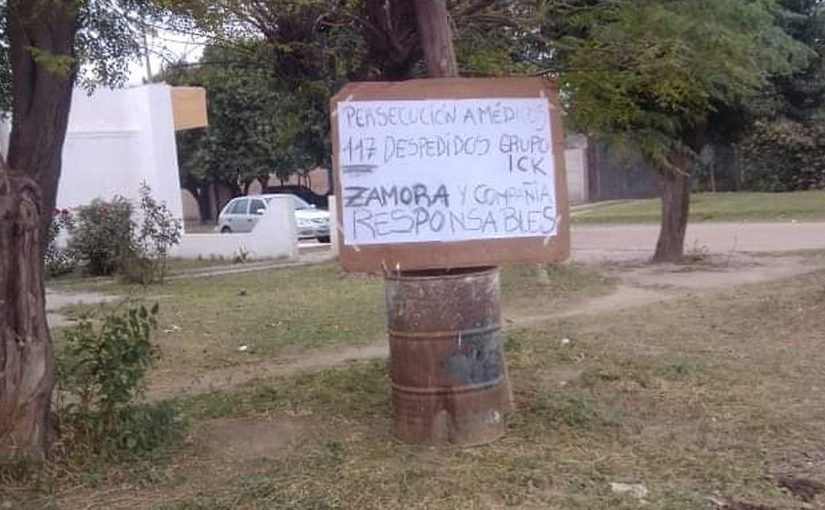 Santiago del Estero: puso un cartel criticando al Gobierno y la policía se lo arrancó