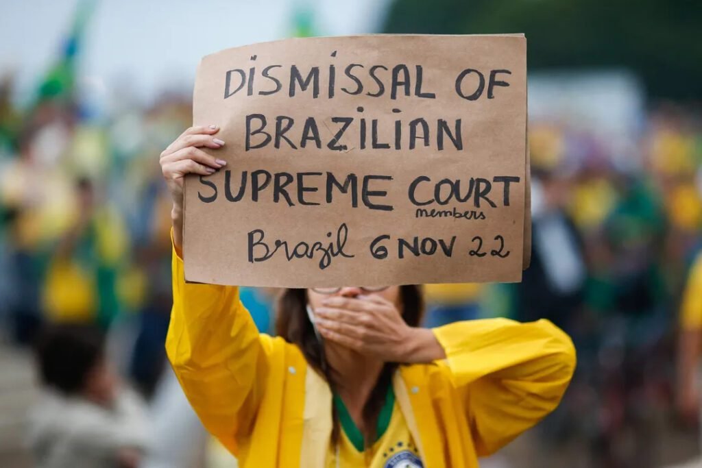 Simpatizantes del presidente Bolsonaro participan en una manifestación contra los resultados de la segunda vuelta electoral, frente a la sede del Ejército en Brasilia, el 15 de noviembre de 2022