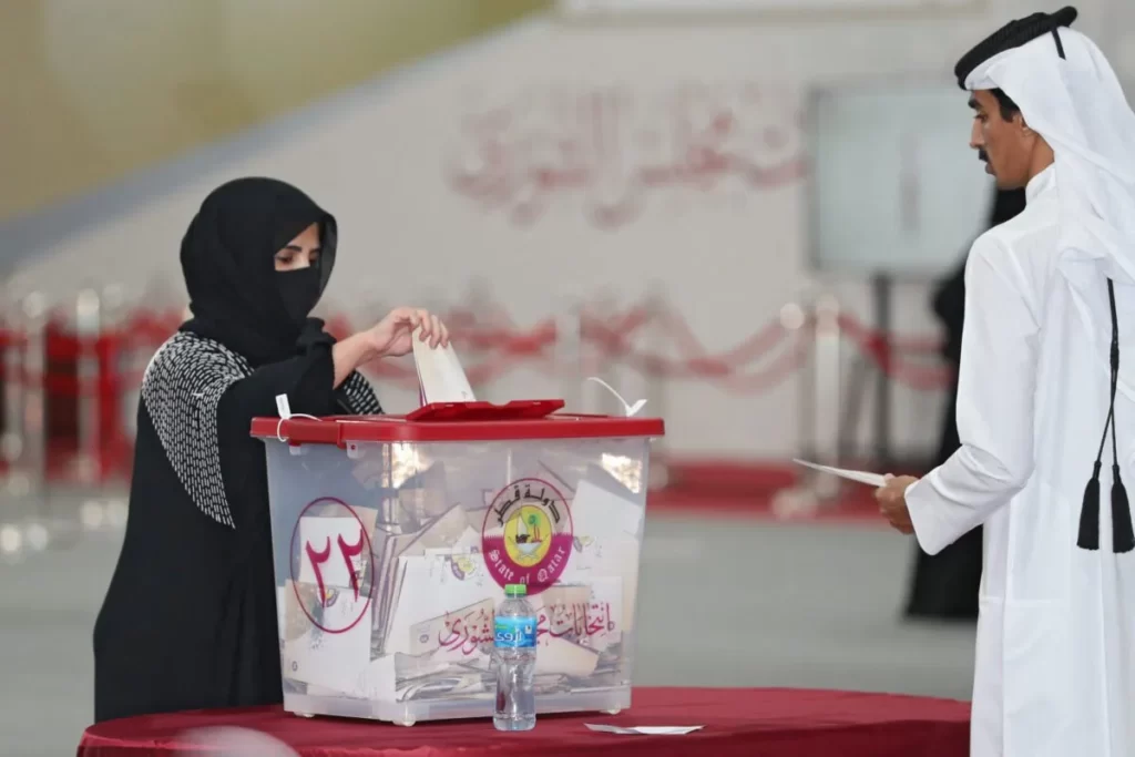 En las elecciones votaron solo el 20% de su población, ya que solo pueden votar las personas que tengan abuelos nacidos en Qatar antes de 1930.