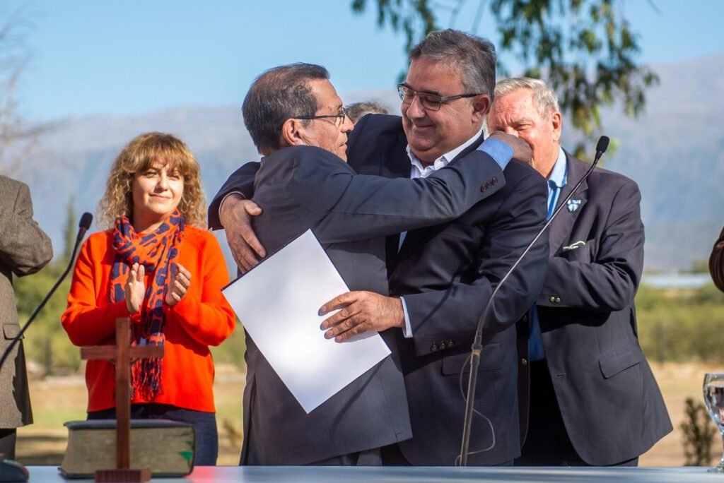 Juan Carlos Rojas junto al gobernador de la provincia, Raúl Jalil.