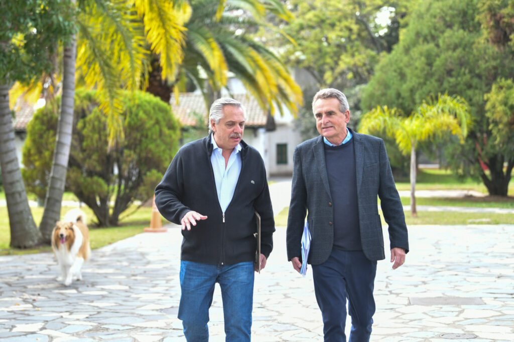 Alberto Fernández y Agustín Rossi, titular de la AFI.