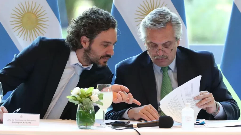 El ministro de Relaciones Exteriores, Santiago Cafiero, junto al presidente Alberto Fernández.