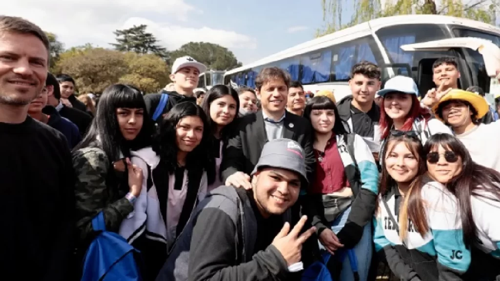 El gobernador Kicillof junto a estudiantes de Escobar