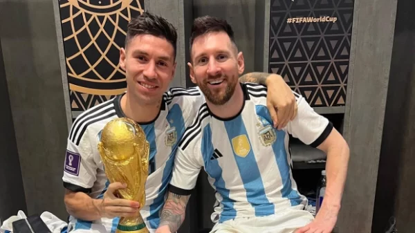 Gonzalo Montiel junto a Lionel Messi tras haber ganado la Copa del Mundo