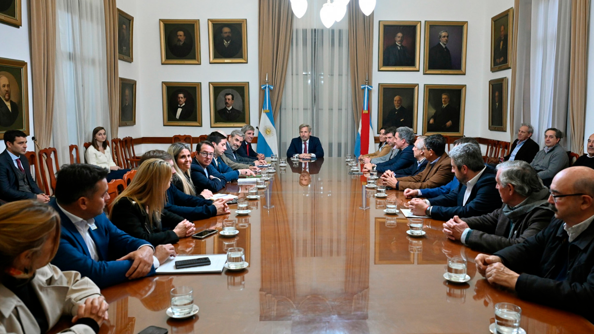 Caputo y Frigerio impulsan un nuevo pacto fiscal para bajar impuestos - Data 24